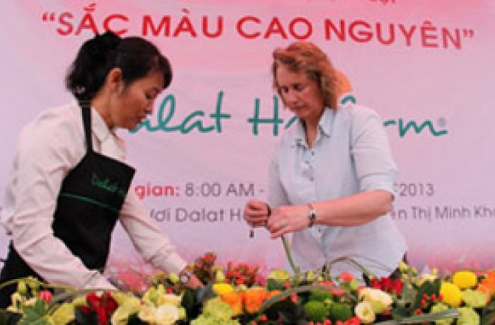 Dalat Hasfarm organized Flower Workshop