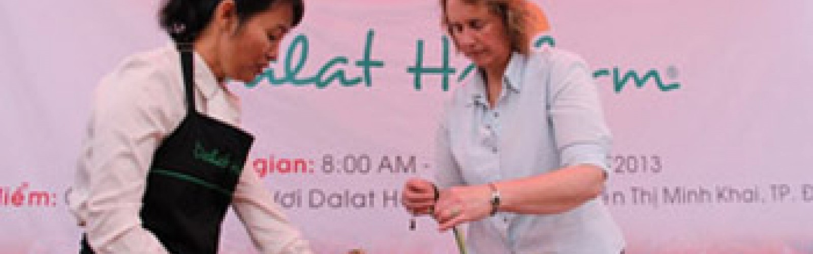 Dalat Hasfarm organized Flower Workshop