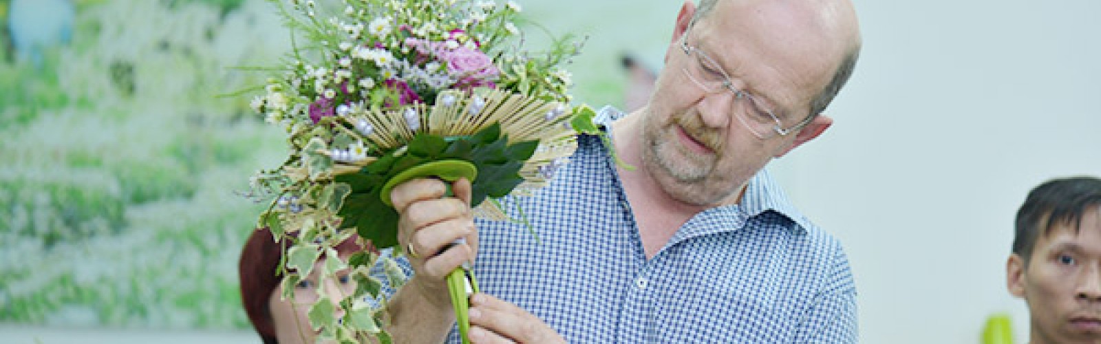 Dalat Hasfarm invited the world-renowned floral designer for improving florists’ skills